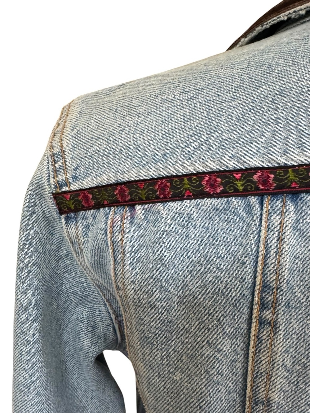 This vintage women’s denim jacket is an ABS by Allen Schwartz Size Small - Picture 4 of 8